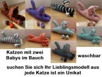 handgestrickte Katzen mit Babys im Bauch