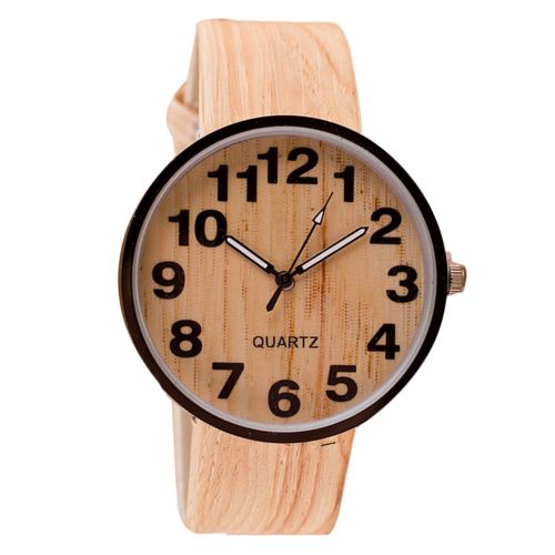 Armbanduhr im Holzdesign hell